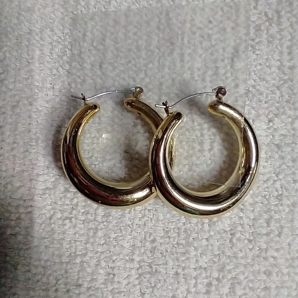 Goldtone large wire hoop earrings - Picture 3 of 3